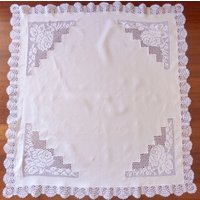 Vintage Bestickte Kleine Tischdecke, Handgemachte Weiße Baumwolle Und Leinen Tuch Mit Gehäkelter Spitze, Tischdecke von EldimaLife