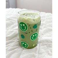 Happy Face | Modernes Kaffeeglas Biernadel Glas 16 Oz Glas Kaffeesüchtige Morgen Kaffee St. Patricks Cup Glücksklee von ElectricFeelsCompany