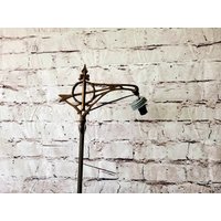 Vintage Art Deco Stehlampe, Geprägtes Messing, Marmorsockel von ElegantBuyDesigns