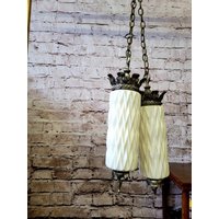 Vintage Paar Art Deco Hollywood Regency, Hängende Swag Pendellampen Milchglas Messing Mitte Des Jahrhunderts von ElegantBuyDesigns