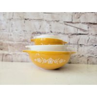 Vintage Pyrex Schmetterling Gold Aschenputtel Mischschüsseln 4Er Set von ElegantBuyDesigns