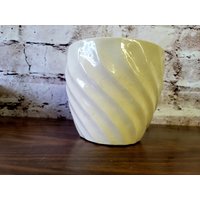 Vintage Übertöpfer Roseville Pottery Swirl Sahne Von Mid Century Home Decor von ElegantBuyDesigns