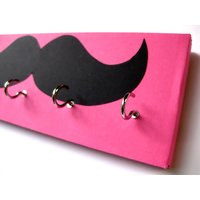 Schnurrbart Schmuckhalter Und Schlüssel Rack - Schwarz Auf Rosa Hot Pink Hintergrund, Hellrosa, Dunkelrosa, Heiß Rosa, Hell von ElegantQuirk