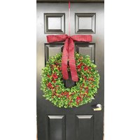 Weihnachtskranz Mit Buchsbaum Und Roten Beeren Wetterfest Feiertagskränze Winter-Weihnachtsdekor Dünne Tiefe Sturm Türkranz Dekoration14-26 Zoll von ElegantWreath