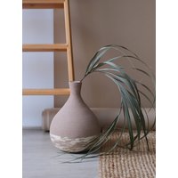 Braune Vase Mit Beigen Streifen von ElementalEchoEstudio