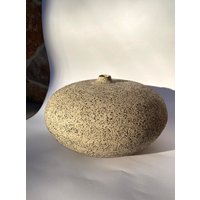Graue Keramikvase/Runde Graue Mit Schwarzem Grog von ElementalEchoEstudio