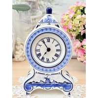 Seltene Vintage Tischuhr Aus Keramik Im Delfter Stil - Handgefertigt Blau-Weißem Porzellan Mit Windmühlenmotiv von ElenaArtVintage