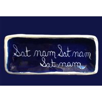 Sat Nam Mehrzweck-Mantra-Tablett Aus Robustem Steingut Sat Nam Mehrzweck-Mantra-Tablett Aus Robustem Steingut von Elenware