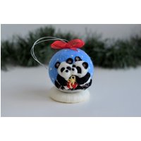 Handgemaltes Weihnachtsbaumspielzeug Panda in Der Liebe, Weihnachtsgeschenk Für Familie, Unzerbrechliche Christbaumkugel, Winterwaldbild von ElisFeltCraftEU