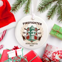 Erstes Weihnachten Feuerwehr Ornament, Feuerwehrmann Weihnachtsschmuck, Personalisiertes Ersthelfer Ornament 2023 von EliteTexasGiftShop