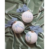 Ein Handgemalter Kranz Mit Schleife in Blau, Perfekt Für's Erste Weihnachten 2025 Ein Handgemalter Kranz Mit Schleife in Blau, Perfekt Für's Erste Weihnachten 2025 von ElizabethAliceStudio