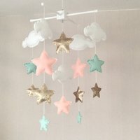 Baby Mobile - Mädchen Babybett Sternen Wolke Kinderzimmer Dekor Wolken Und Sterne Gold, Mintgrün Koralle von EllaandBoo