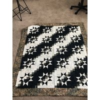 Navy Blau Und Braun Batik Quilt von EllequiltsShop