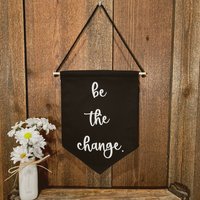 Inspirierender Wandbehang, Be The Change Schwarze Baumwolle Leinwand Schild, Inspirierende Wanddekoration, Wimpel Zeichen von ElleryPlace