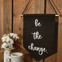 Inspirierender Wandbehang, Be The Change Schwarze Baumwolle Leinwand Schild, Inspirierende Wanddekoration, Wimpel Zeichen von ElleryPlace