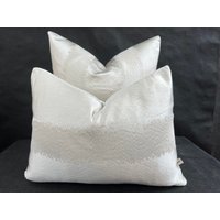 Luxus Designer Taupe Neutral Contemporary Satin Stoff Kissenbezug Gestreift von ElliMaeCushions