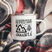 Abenteuer Wartet Auf Emaille Camper Becher | Zinn Van von EllieBeanPrints