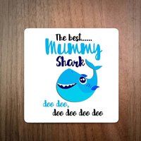 Der Beste Mummy Shark Doo, Do Untersetzer - Lustiges Muttertagsgeschenk Entworfen Und Hergestellt in Yorkshire Free Post von EllieBeanPrints
