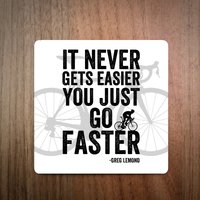 Radfahren Getränke Untersetzer - Es Wird Nie Einfacher, Du Gehst Einfach Schneller Greg Lemond Zitat Made in Uk Fahrrad Geschenk Rennrad Berühmter von EllieBeanPrints