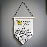 The Mountains Are Calling Leinen Wimpel Flagge - Mountain Home Decor Campervan von EllieBeanPrints