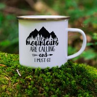 The Mountains Are Calling & I Must Go Emaille Camper Tasse - Rucksack Becher Adventure Mug von EllieBeanPrints
