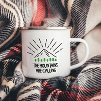 The Mountains Are Calling & I Must Go Line Art Emaille Camper Tasse - Rucksack Becher Adventure Mug von EllieBeanPrints