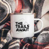 The Trails Await Emaille Camper Tasse | Blechtasse Mtb Mountainbike Geschenk von EllieBeanPrints