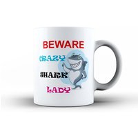 Crazy Shark Lady Mug & Coaster Set Mama Gran Schwester Frau Freundin Geburtstag, Lustige Kaffee Tee Becher, Mütter Tag Tier Cup Neuheitgeschenk Crazy Shark Lady Mug & Coaster Set Mama Gran Schwester Frau Freundin Geburtstag, Lustige Kaffee Tee Becher, Mütter Tag Tier Cup Neuheitgeschenk von Elmfox