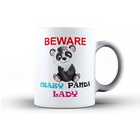 Verrückte Panda Lady Mug & Coaster Set Mama Gran Schwester Frau Freundin Geburtstag Lustige Kaffee Tee Becher, Mütter Tag Tier Cup Neuheitgeschenk Verrückte Panda Lady Mug & Coaster Set Mama Gran Schwester Frau Freundin Geburtstag Lustige Kaffee Tee Becher, Mütter Tag Tier Cup Neuheitgeschenk von Elmfox