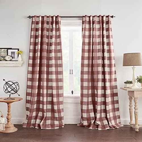 Elrene Home Fashions Farmhouse Living Grainger Büffelkaro Verdunkelungsvorhang für Wohnzimmer und Schlafzimmer mit Stangentaschen, 132,1 x 241,3 cm, Rot, 1 Vorhang von Elrene