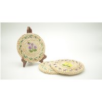 Vintage Gestickte & Rattan Kochplatten Untersetzer I Gestickte Lila Und Gelbe Blumen Kreis-Kochplatten Cottagecore Floral-Grandmacore von ElsiesCottageStore