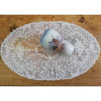 19" Plauener Spitze Handgemachte Tüll-Tischdecke Vintage Aus Der Ddr, Deutschland - Neuwertiger Zustand 19" Plauener Spitze Handgemachte Tüll-Tischdecke Vintage Aus Der Ddr, Deutschland - Neuwertiger Zustand von ElvesAndTulle