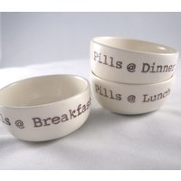 Jede Benutzerdefinierte Text Pillen Geschirr/Heimorganisation Beschäftigt Mama Geschenk Für Kinder Oma Opa Diy Pillenhalter Jede Benutzerdefinierte Text Pillen Geschirr/Heimorganisation Beschäftigt Mama Geschenk Für Kinder Oma Opa Diy Pillenhalter von ElyciaCamille