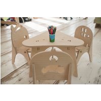 Set Tisch Und Stühle von ElystaBE