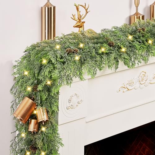 Norfolk Tannengirlande, Weihnachtsdekoration, realistische künstliche Zederngirlande, fühlt sich echt an, Norfolk-Kiefer mit Tannenzapfen für Kaminsims, Tisch, Innen- und Außenbereich Norfolk Tannengirlande, Weihnachtsdekoration, realistische künstliche Zederngirlande, fühlt sich echt an, Norfolk-Kiefer mit Tannenzapfen für Kaminsims, Tisch, Innen- und Außenbereich von Elyum