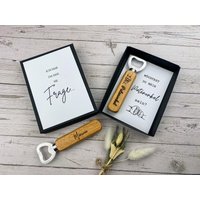 Patenonkel Stilvoll Fragen - Flaschenöffner Mit Gravur & Edler Geschenkverpackung in Schwarz Ich Hab Da Mal "Ne Frage Patenonkel Stilvoll Fragen - Flaschenöffner Mit Gravur & Edler Geschenkverpackung in Schwarz Ich Hab Da Mal "Ne Frage von EmMaAtelierDE