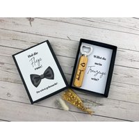 Trauzeuge Fragen Mit Stil - Hol Die Fliege Raus-Willst Du Mein Sein? Flaschenöffner Gravur & Liebevoller Verpackung in Schwarz Trauzeuge Fragen Mit Stil - Hol Die Fliege Raus-Willst Du Mein Sein? Flaschenöffner Gravur & Liebevoller Verpackung in Schwarz von EmMaAtelierDE