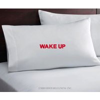 Wach Auf - Vielleicht Später Kissenbezug-Set, Bestickt in Ihrem Farbfaden, Exklusiv Von Embroiderablelinens Inc. Personalisiertes Kissen von Embroiderablelinens1
