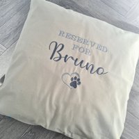 Personalisiertes Hundekissen Reserviert Für Ihr Haustier Bestickter Kissenbezug Mit Hundenamen von Embroidermyname
