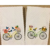 Gestickte Frühlingsgrün & Sommergelb Fahrräder Fahrrad Stieglitz Sonnenblumen Schmetterlinge Küche Terry Baumwolle Hand Geschirrtücher von EmbroideryArtHut