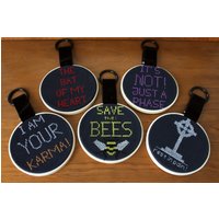 Creolen Mit Zitaten Handbestickt von EmbroideryLandCrafts