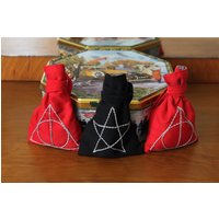 Mojobeutel Mit Symbolen Handbestickt von EmbroideryLandCrafts