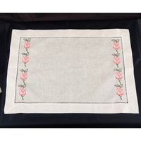 Bestickte Rosen Leinen Tischsets Elegantes Hohlsaum Design, 2Er Set von EmbroideryStudioPlus