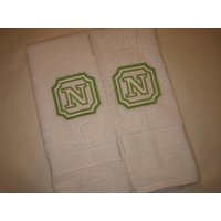 Pulver Raum Baumwolle Handtuch Geschenke, 2 Langlebige Handtücher, Absorbierende Geschenk-Set Von Ultra Weiche Saugfähige Handtücher von EmbroiderybyLinda