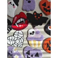 Gruseliger Halloween Becher Teppich, Kürbis Punch Needle Untersetzer, Handgemachtes Gruseliges Geschenk, Halloween-Geist Untersetzer von EmbroiderywithAycan