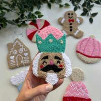 Weihnachtsnussknacker Becher Teppich Untersetzer, Pink Nussknacker Weihnachtsdekor Geschenk, Punch Needle Untersetzer Weihnachtsnussknacker Becher Teppich Untersetzer, Pink Nussknacker Weihnachtsdekor Geschenk, Punch Needle Untersetzer von EmbroiderywithAycan