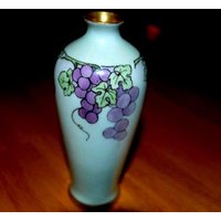Violette Und Goldfarbene Vase Motiv Grapevine Signiert O E Gutherz. "Vase "Alte Welt"." von EmeraldLaneVintage
