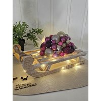 Leuchtschlitten Holzschlitten Mit Weihnachtskugeln Pink Gold Led Weihnachtsdekoration Adventsdekoration Leuchtschlitten Holzschlitten Mit Weihnachtskugeln Pink Gold Led Weihnachtsdekoration Adventsdekoration von EmiLillyDesign