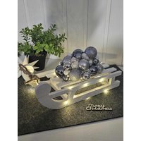 Leuchtschlitten Holzschlitten Mit Weihnachtskugeln Silber Weiss Led Weihnachtsdekoration Adventsdekoration Leuchtschlitten Holzschlitten Mit Weihnachtskugeln Silber Weiss Led Weihnachtsdekoration Adventsdekoration von EmiLillyDesign