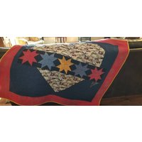 Herzförmiger Quilt Mit 5 Sternen Quer. Stoff Ist Scheunenquiltstoff Kombiniert Grunge-Look Und Sackleinen in Den Sternen. Navy Blauer Hintergrund Herzförmiger Quilt Mit 5 Sternen Quer. Stoff Ist Scheunenquiltstoff Kombiniert Grunge-Look Und Sackleinen in Den Sternen. Navy Blauer Hintergrund von EmilHansDesigns
